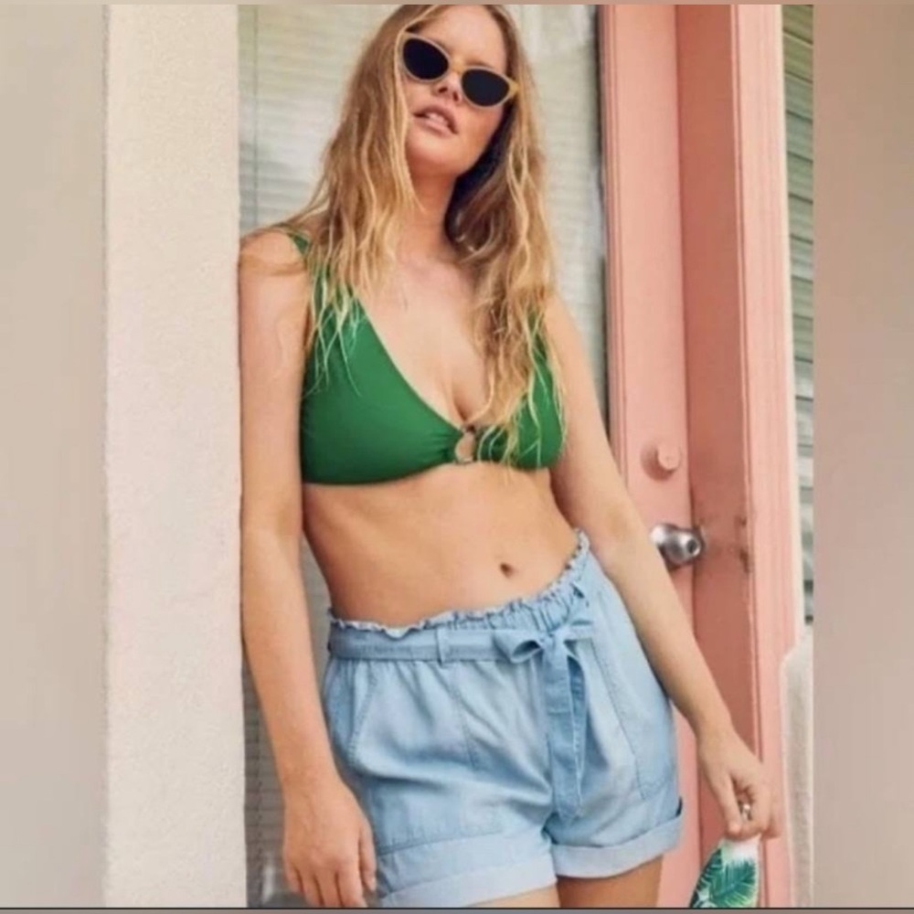 AERIE Womens Chambray Belted Shorts in Light Wash
Blue Sz Medium BNWT